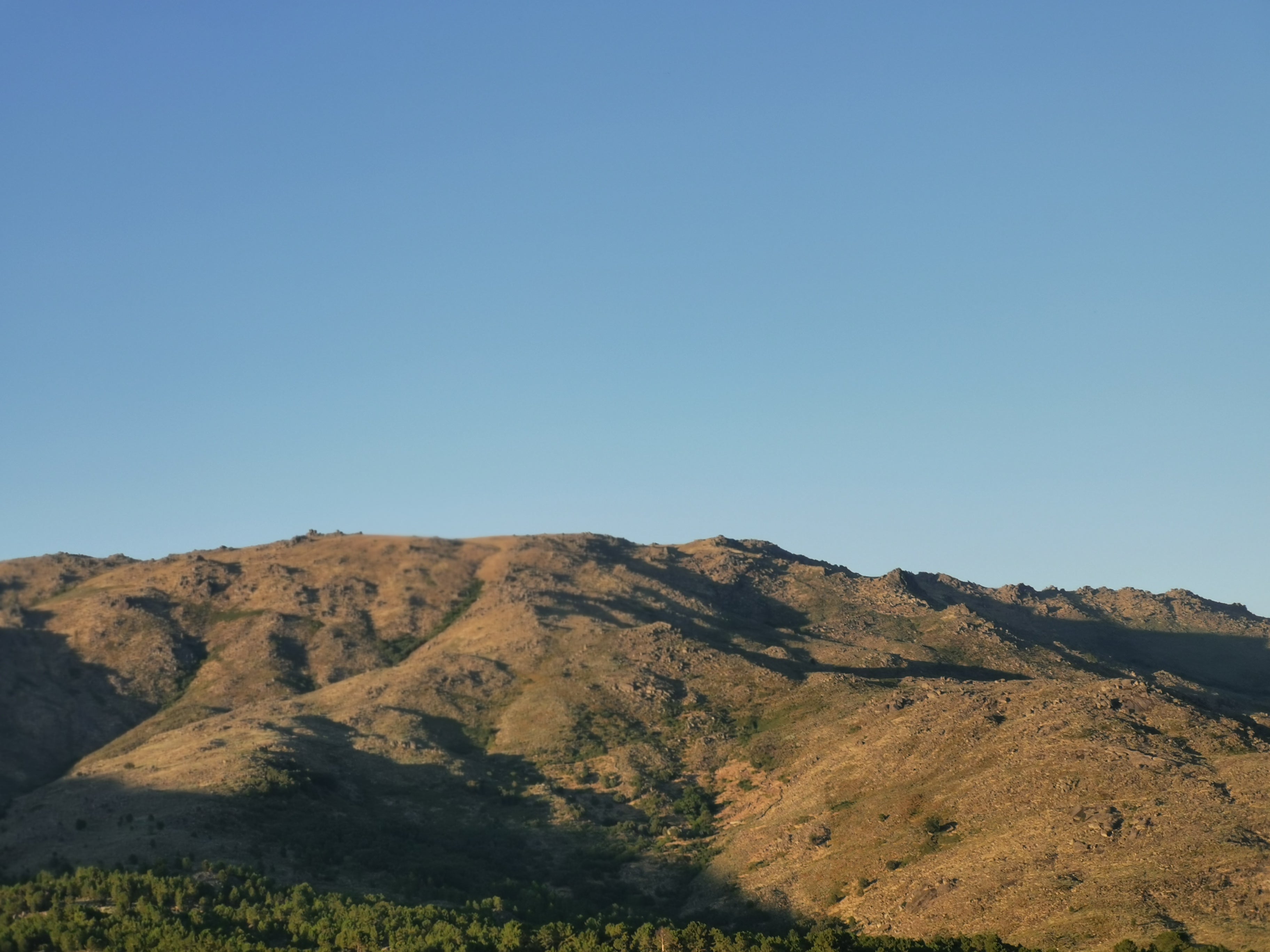 Vue de Jalama la montagne qui surplombe et protège la Sierra de Gata