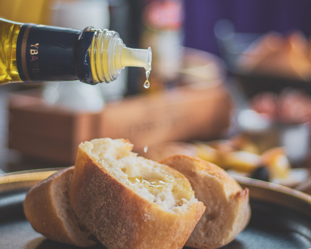 De l'huile d'olive sur une tranche de pain