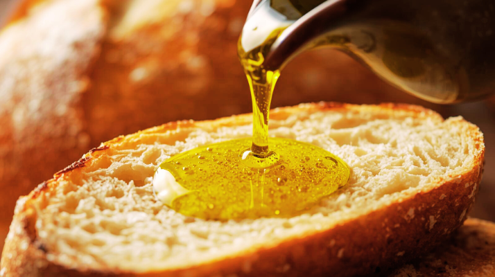 Huile d'olive fruité mur de manzanilla cacereña- Casa Montero y Bianchi. Proposition du petit déjeuner : une tartine de pain grillé, de l'ail frotté et l'équivalent d'une cuillère à soupe d'huile d'olive. 