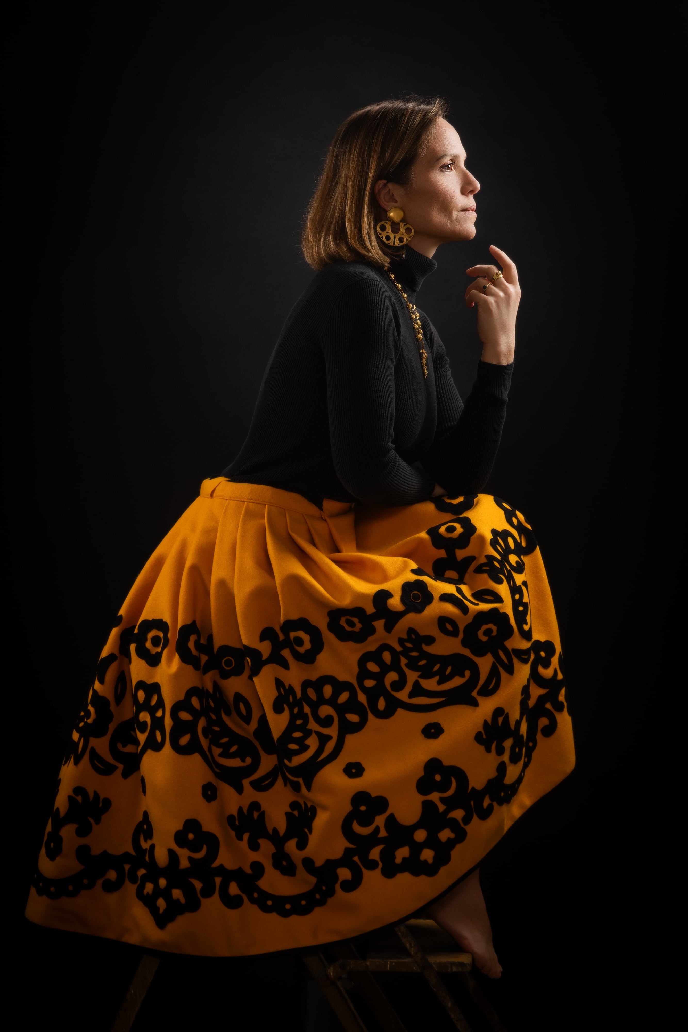 Photo de Sonia Montero Bianchi en tenue traditionnelle des femmes de la Sierra de Gata.