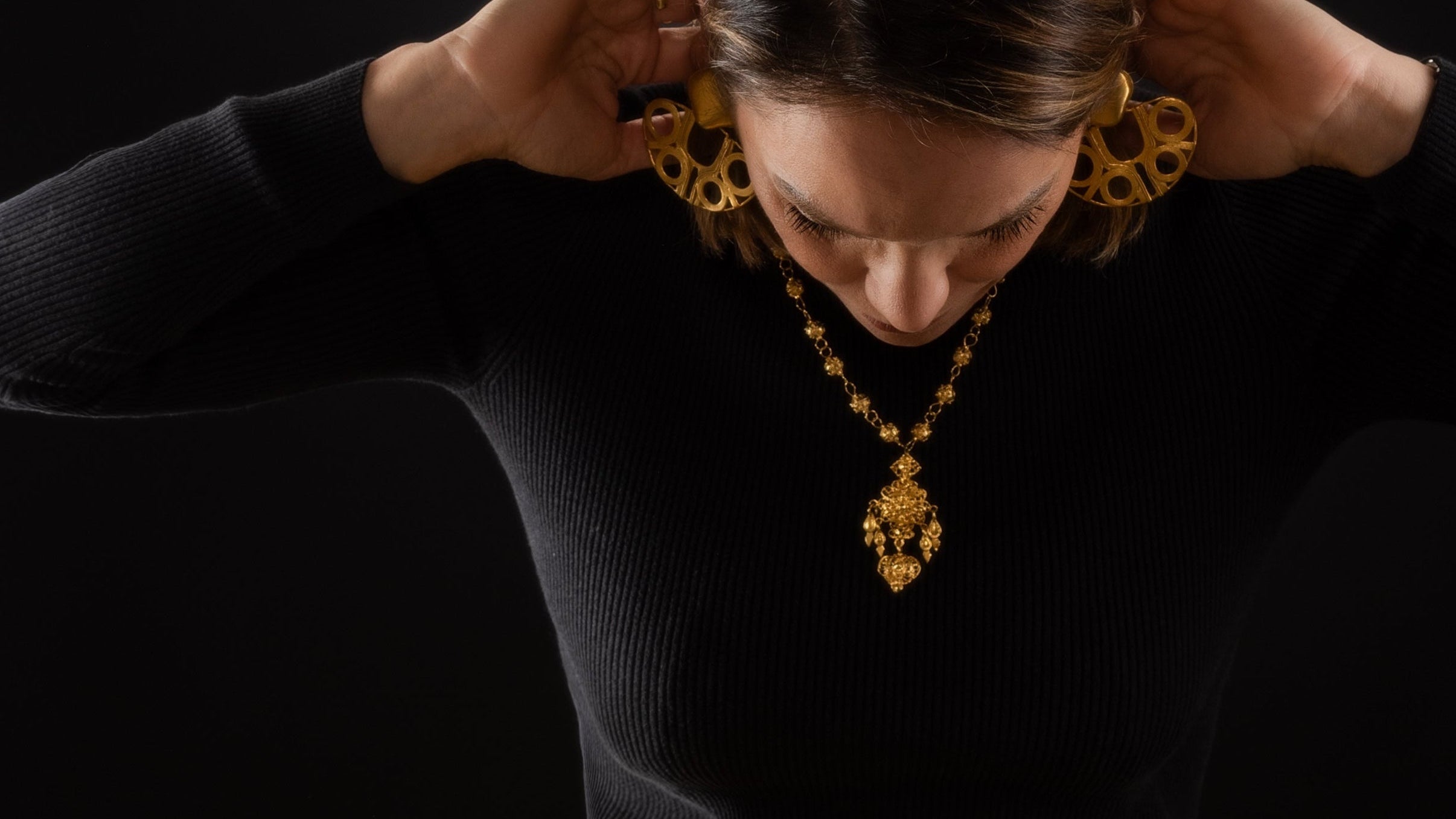 Sonia Montero Bianchi portant des bijoux traditionnels espagnols, symbole de l'attachement de la maison à ses racines culturelles.